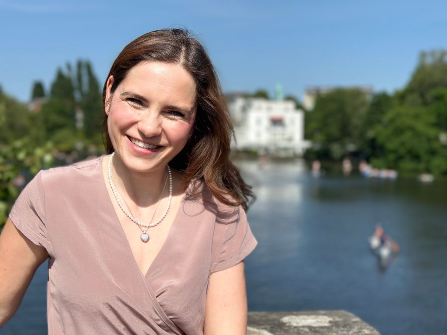 Irina Bork an der Alster in Hamburg